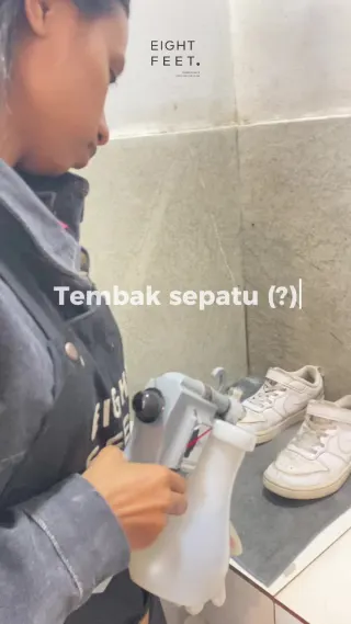 Foto EIGHT FEET. — Laundry sepatu Kupang